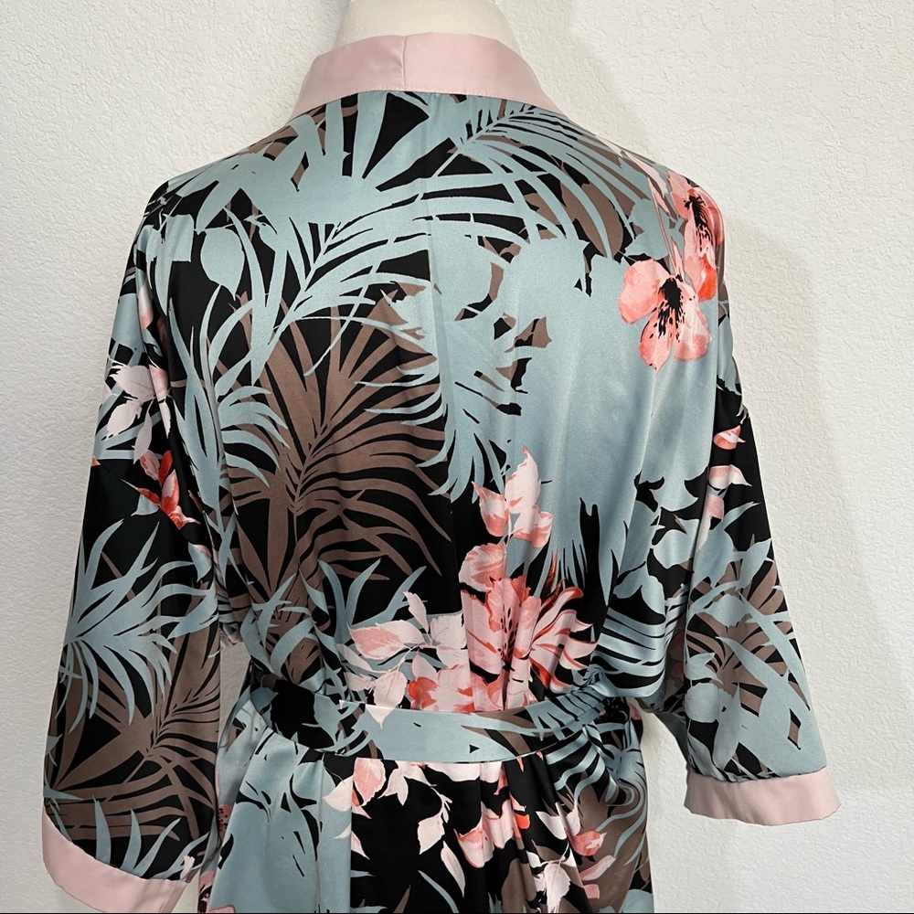 ⚠️SoLD⚠️Secret Treasures Fronds & Florals Belted Front Wrap Robe Short Sleeve - Picture 7 of 13